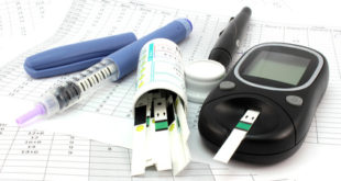 Diabetes Messgeräte auf weissem Blatt