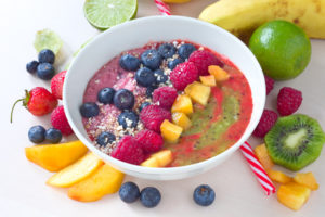 Joghurt mit Müsli und Beeren mit Hafer 